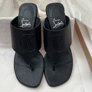 CHRISTIAN LOUBOUTIN
Tonga Red Sole Thong Mule
Size 37